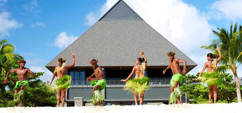 Fijian dancers